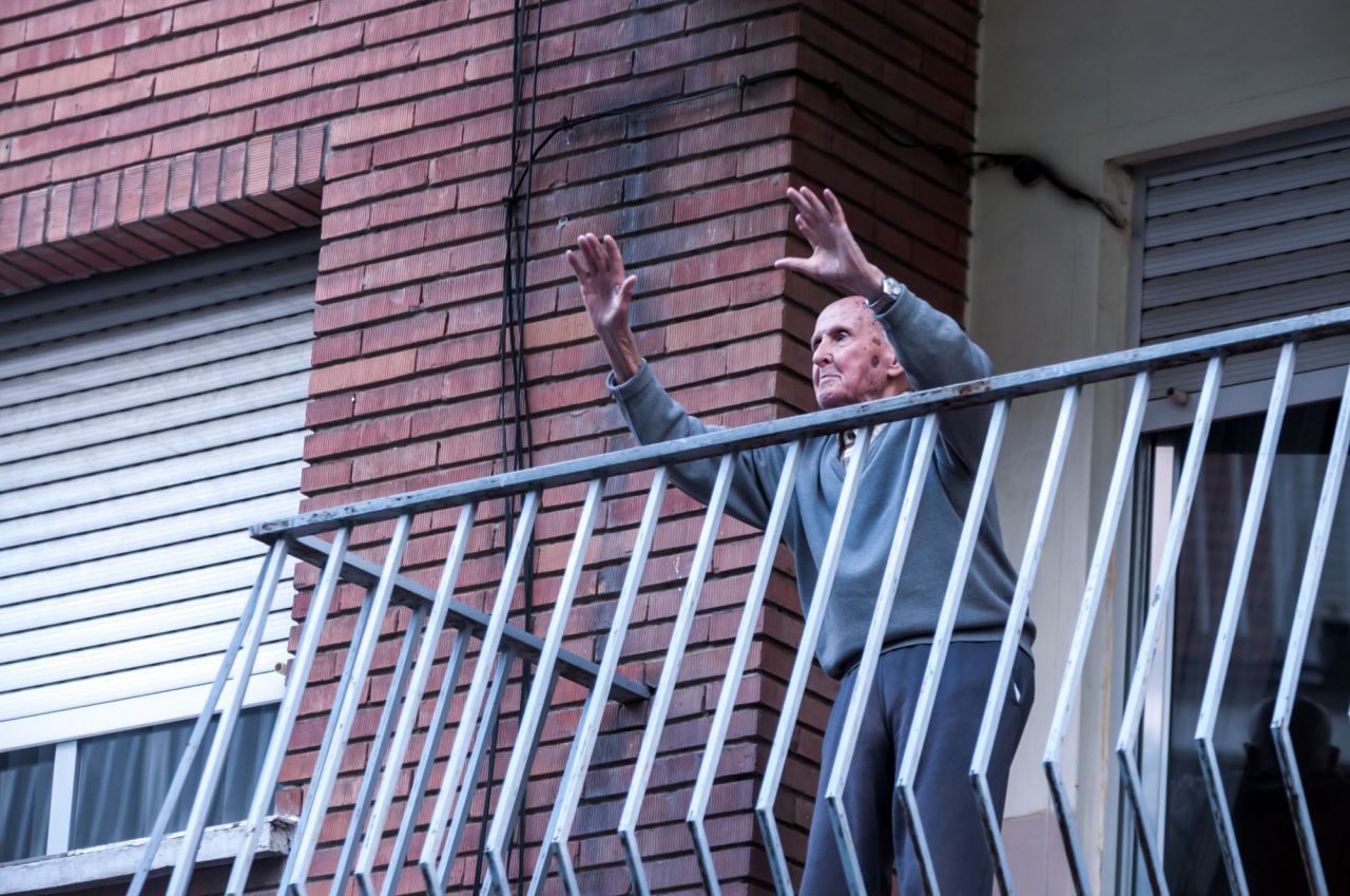 Este vecino sale todos los días desde syu primer piso a las 20 a aplaudir a los sanitarios, aplaude,baila y los vecinos le aplauden a  el un símbolo en su barrio.