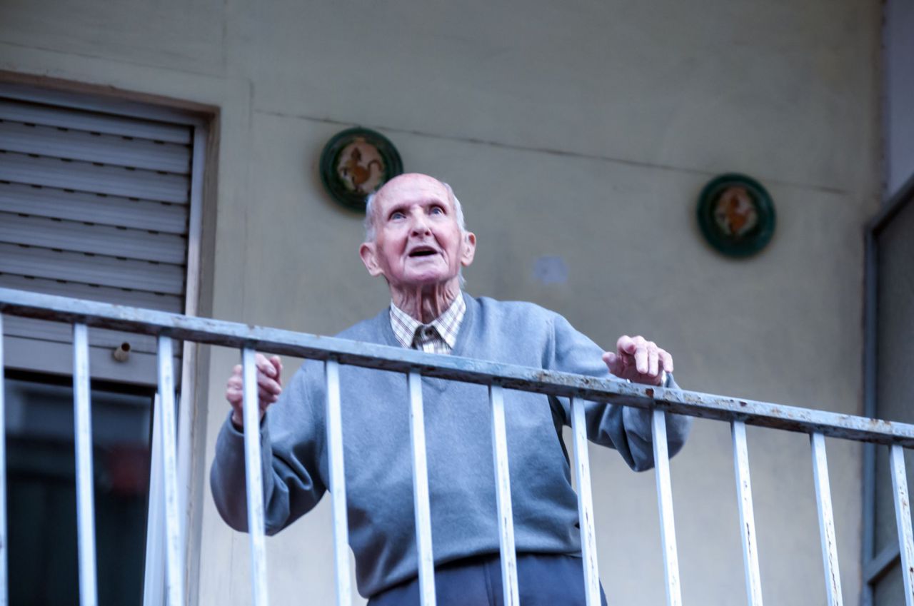 Este vecino sale todos los días desde syu primer piso a las 20 a aplaudir a los sanitarios, aplaude,baila y los vecinos le aplauden a  el un símbolo en su barrio.