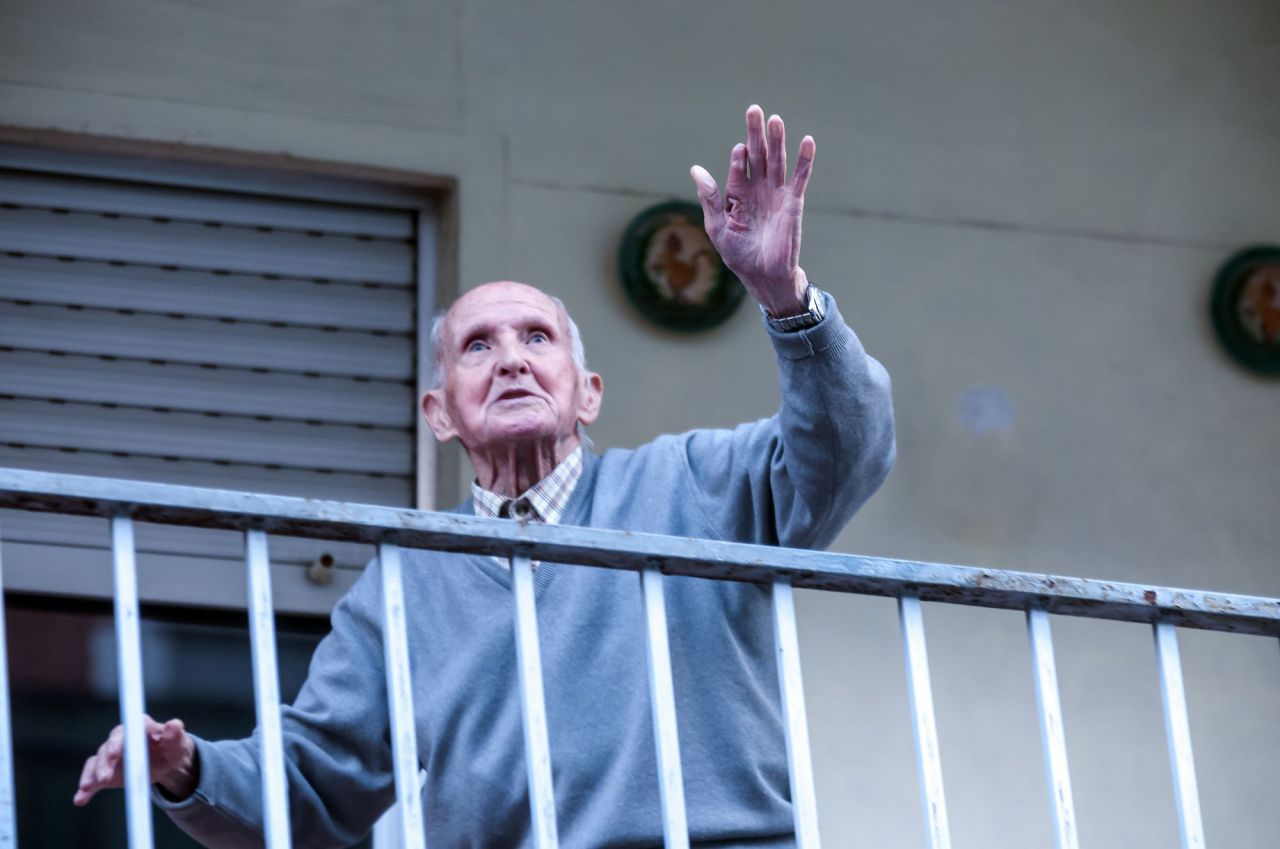 Este vecino sale todos los días desde syu primer piso a las 20 a aplaudir a los sanitarios, aplaude,baila y los vecinos le aplauden a  el un símbolo en su barrio.