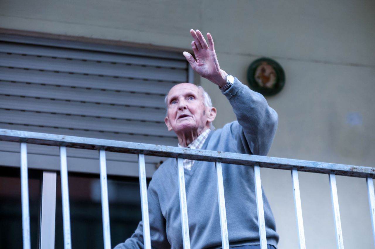 Este vecino sale todos los días desde syu primer piso a las 20 a aplaudir a los sanitarios, aplaude,baila y los vecinos le aplauden a  el un símbolo en su barrio.