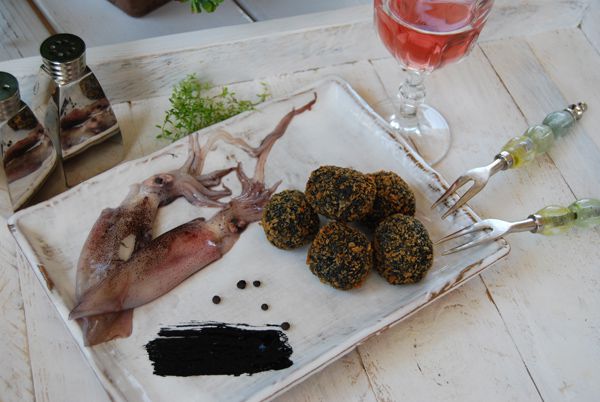 Croquetas de chipirones en su tinta