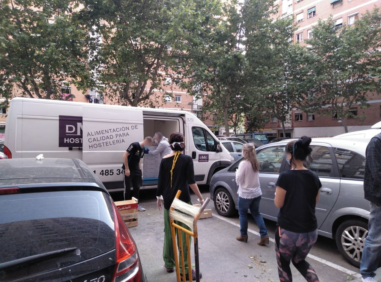 Centenares de personas hacen cola cada fin de semana para recoger alimentos en un local de Asociación de Vecinos de Aluche. 