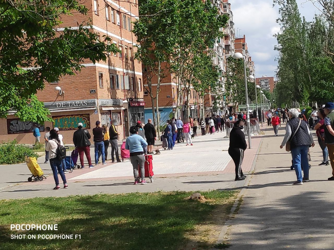Centenares de personas hacen cola cada fin de semana para recoger alimentos en un local de Asociación de Vecinos de Aluche. 