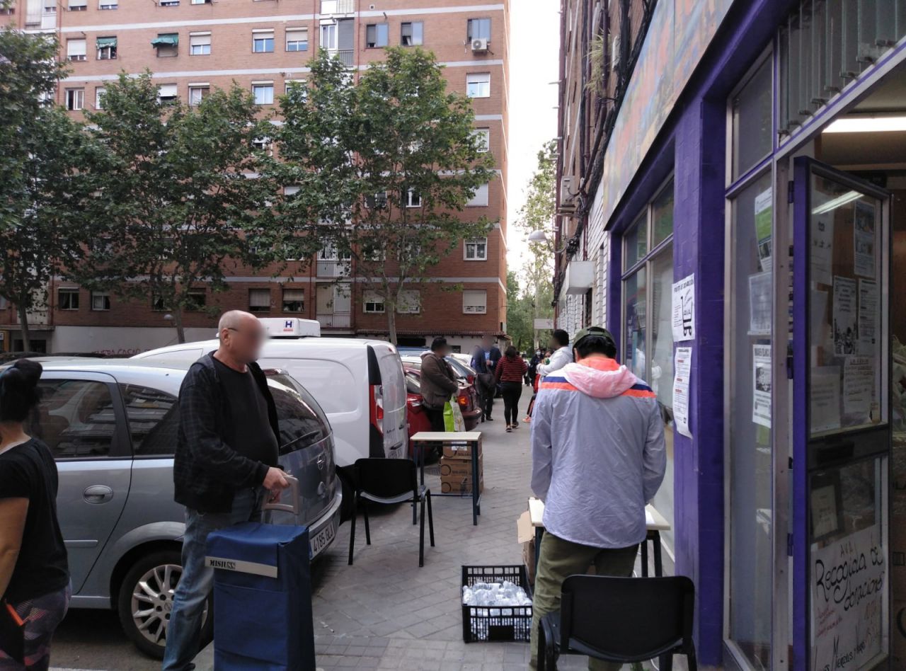 Centenares de personas hacen cola cada fin de semana para recoger alimentos en un local de Asociación de Vecinos de Aluche. 