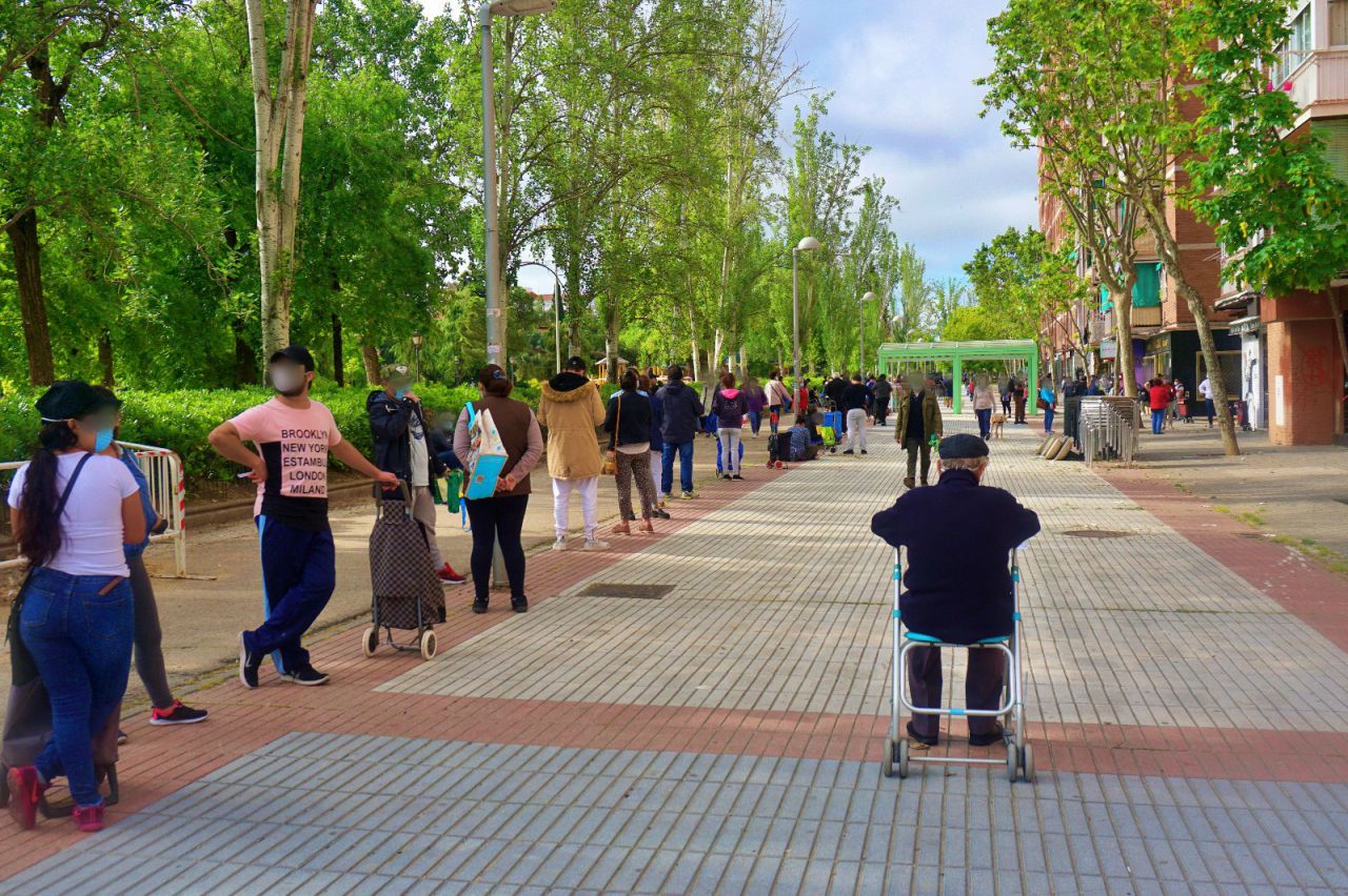 Centenares de personas hacen cola cada fin de semana para recoger alimentos en un local de Asociación de Vecinos de Aluche. 