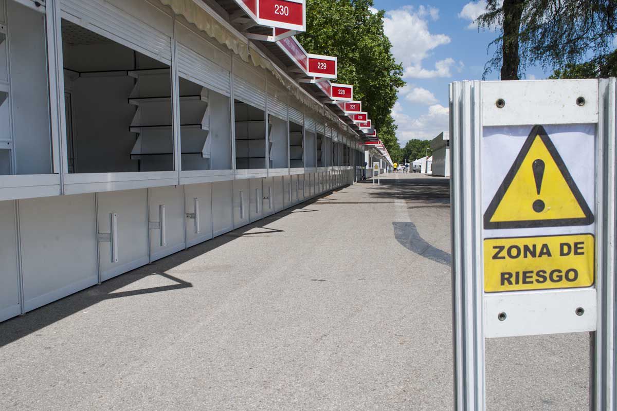 Montaje de las casetas de la Feria del Libro 2015 en el Parque del Retiro.