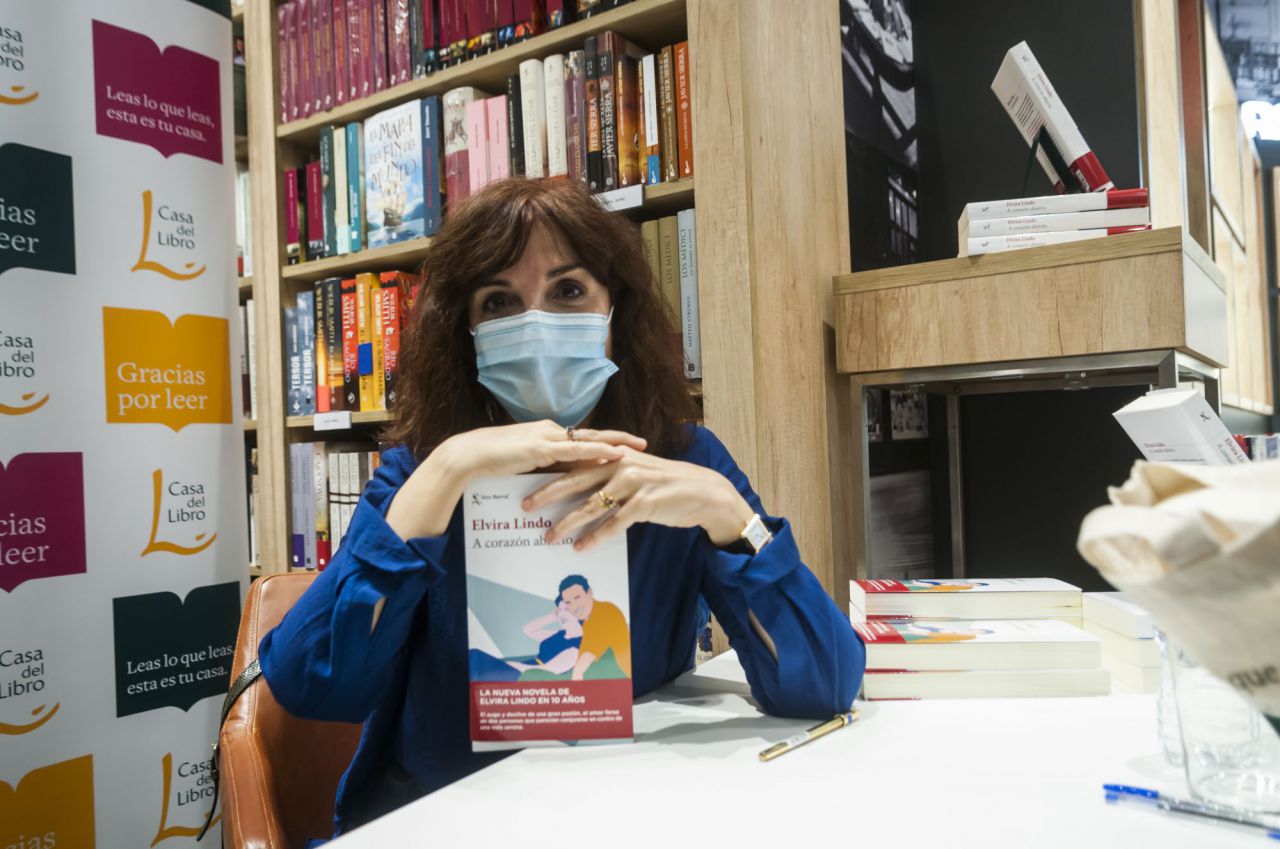 apertura, escritores,Elvira lindo