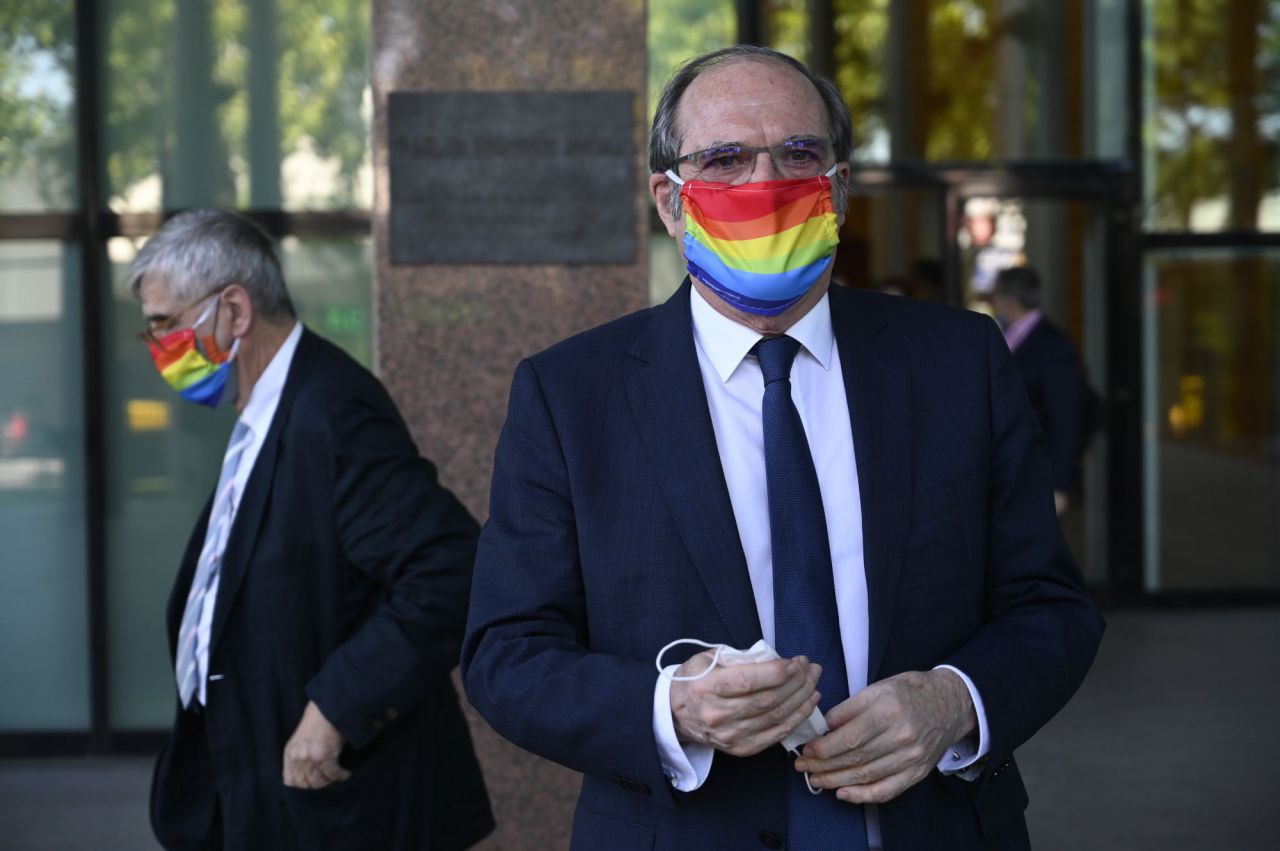 El Grupo Parlamentario Socialista posa con una mascarilla con la bandera LGTBIQ en la Asamblea de Madrid