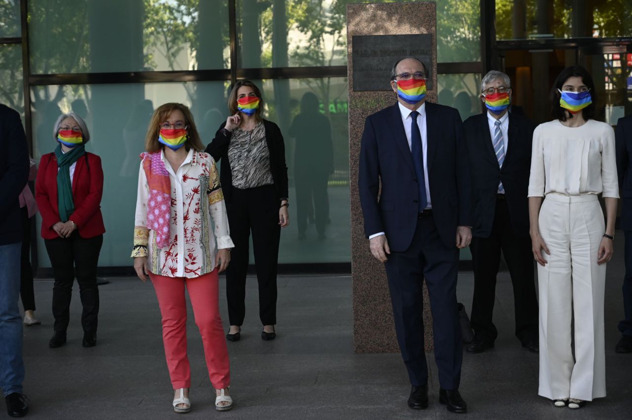 El Grupo Parlamentario Socialista posa con una mascarilla con la bandera LGTBIQ en la Asamblea de Madrid