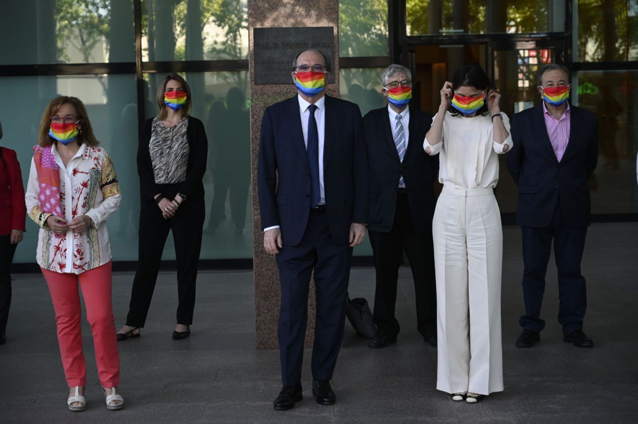 El Grupo Parlamentario Socialista posa con una mascarilla con la bandera LGTBIQ en la Asamblea de Madrid