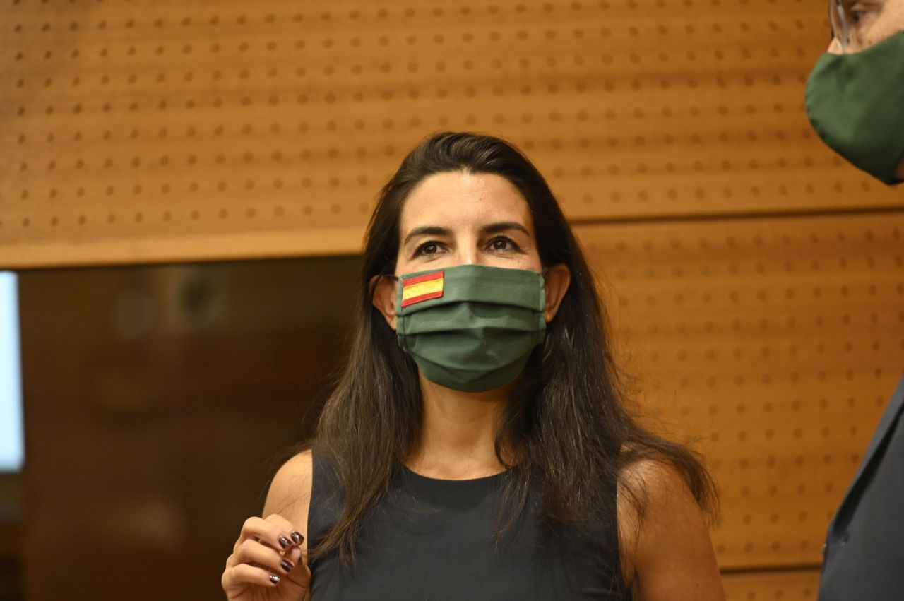 La LGTBIfobia llega a la Asamblea pero Ayuso asegura que esta "no quita el sueño a los madrileños"