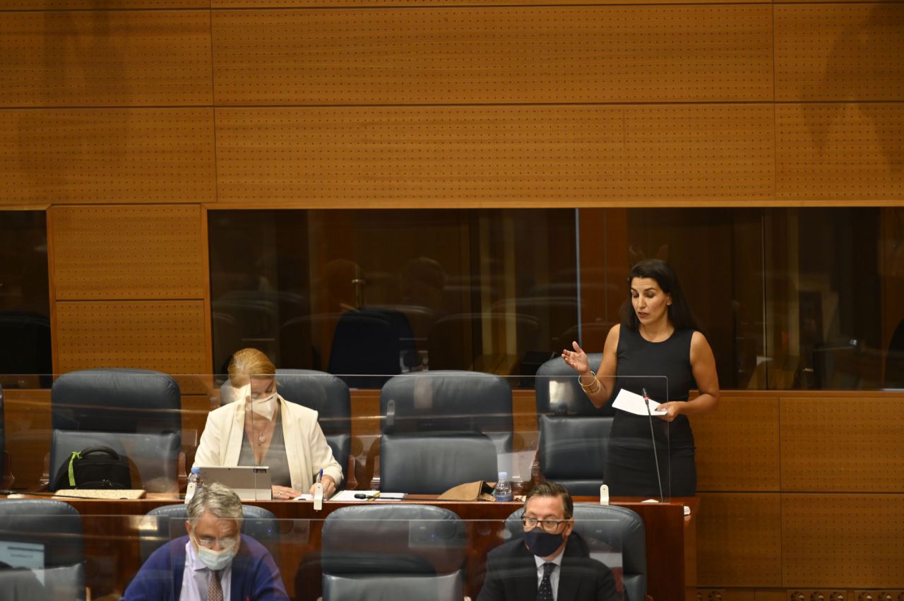 La LGTBIfobia llega a la Asamblea pero Ayuso asegura que esta "no quita el sueño a los madrileños"