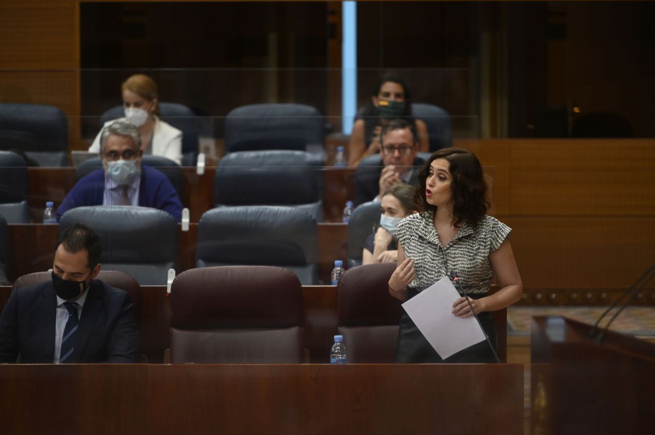 La LGTBIfobia llega a la Asamblea pero Ayuso asegura que esta "no quita el sueño a los madrileños"
