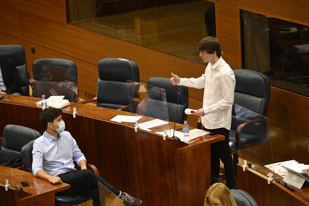 La LGTBIfobia llega a la Asamblea pero Ayuso asegura que esta "no quita el sueño a los madrileños"