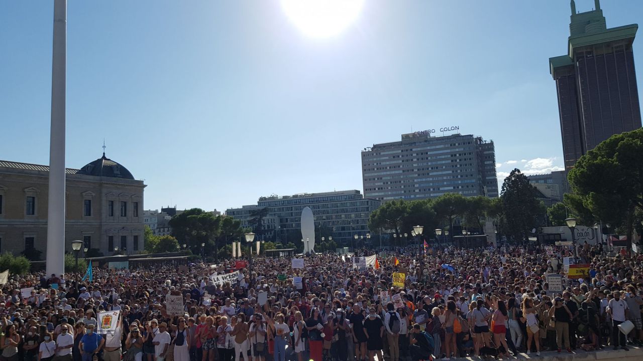 Cerca de 2.000 personas protestan en Colón contra el uso de la mascarilla 