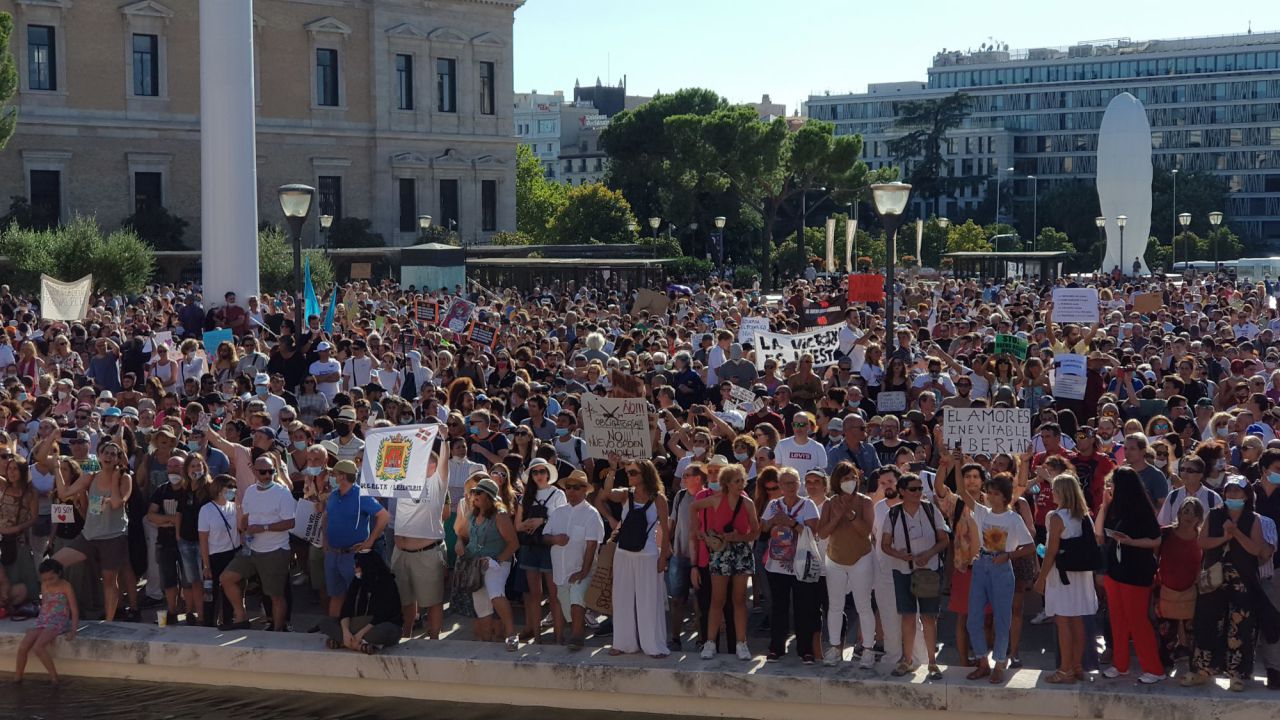Cerca de 2.000 personas protestan en Colón contra el uso de la mascarilla 