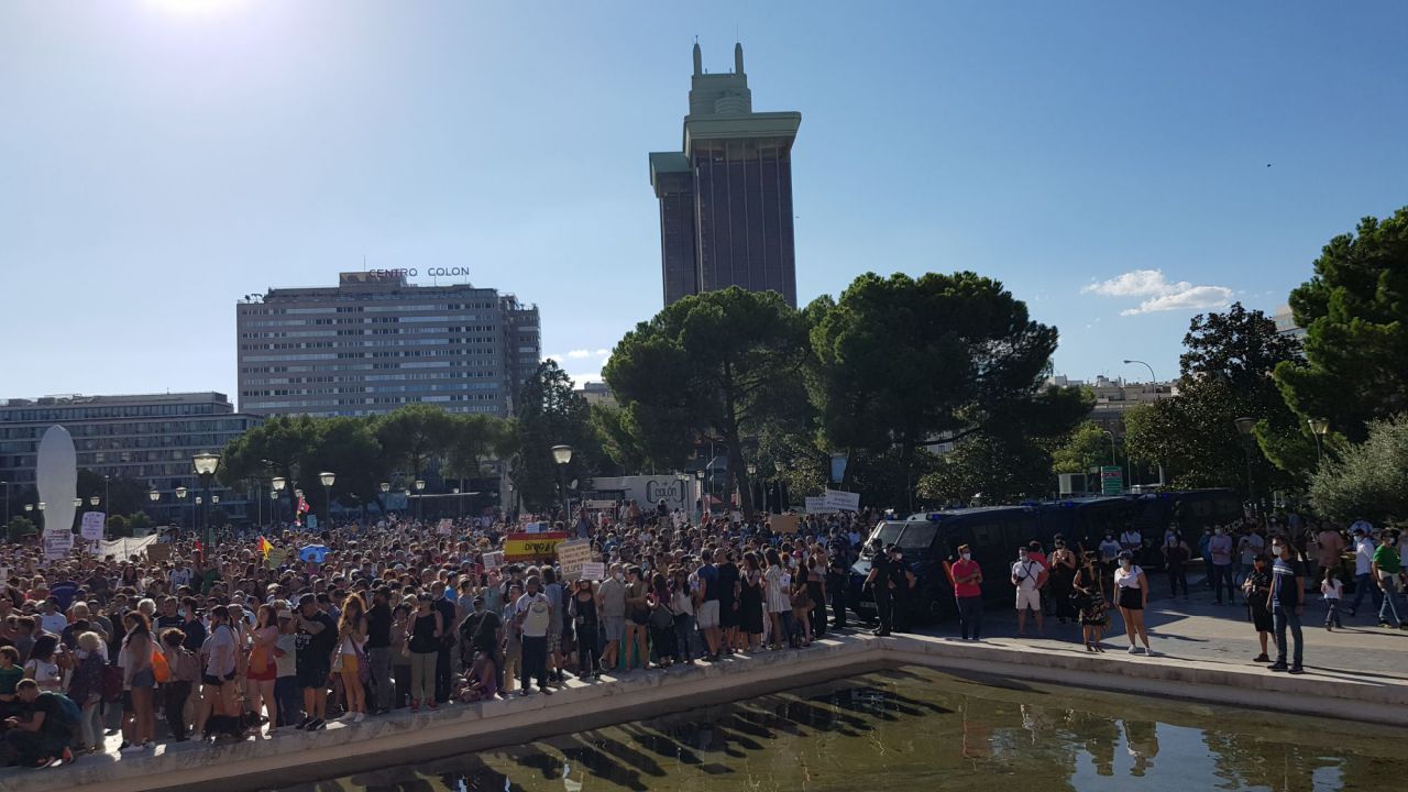 Cerca de 2.000 personas protestan en Colón contra el uso de la mascarilla 