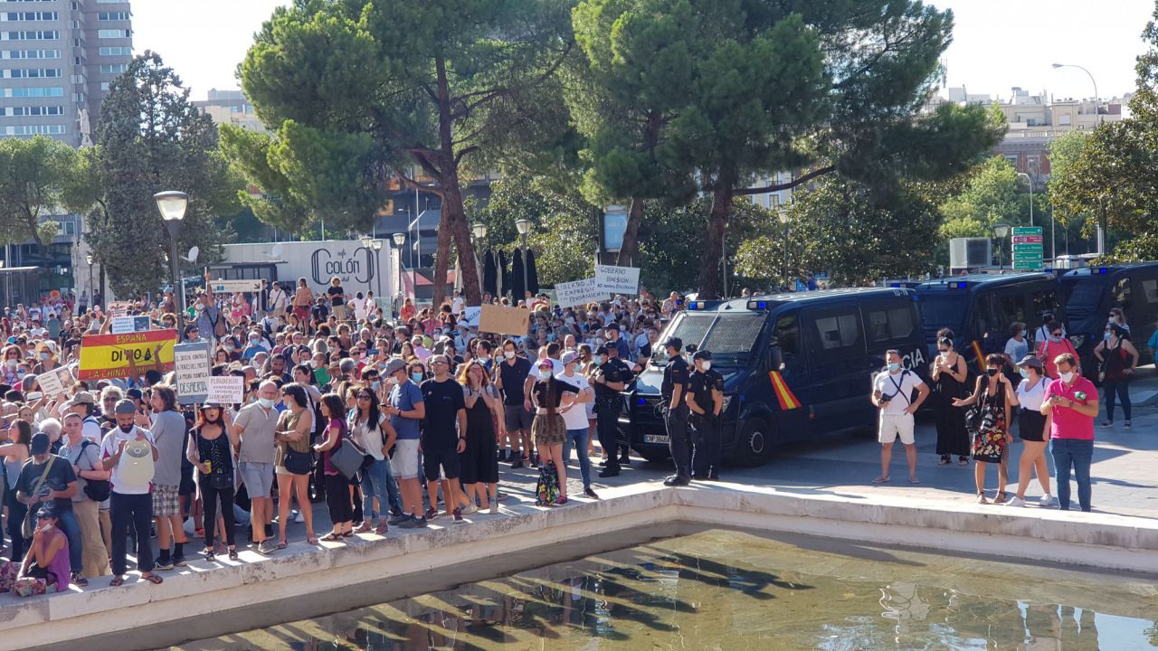 Cerca de 2.000 personas protestan en Colón contra el uso de la mascarilla 