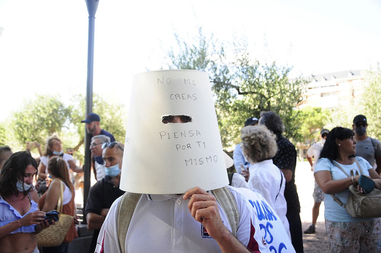 Cerca de 2.000 personas protestan en Colón contra el uso de la mascarilla 