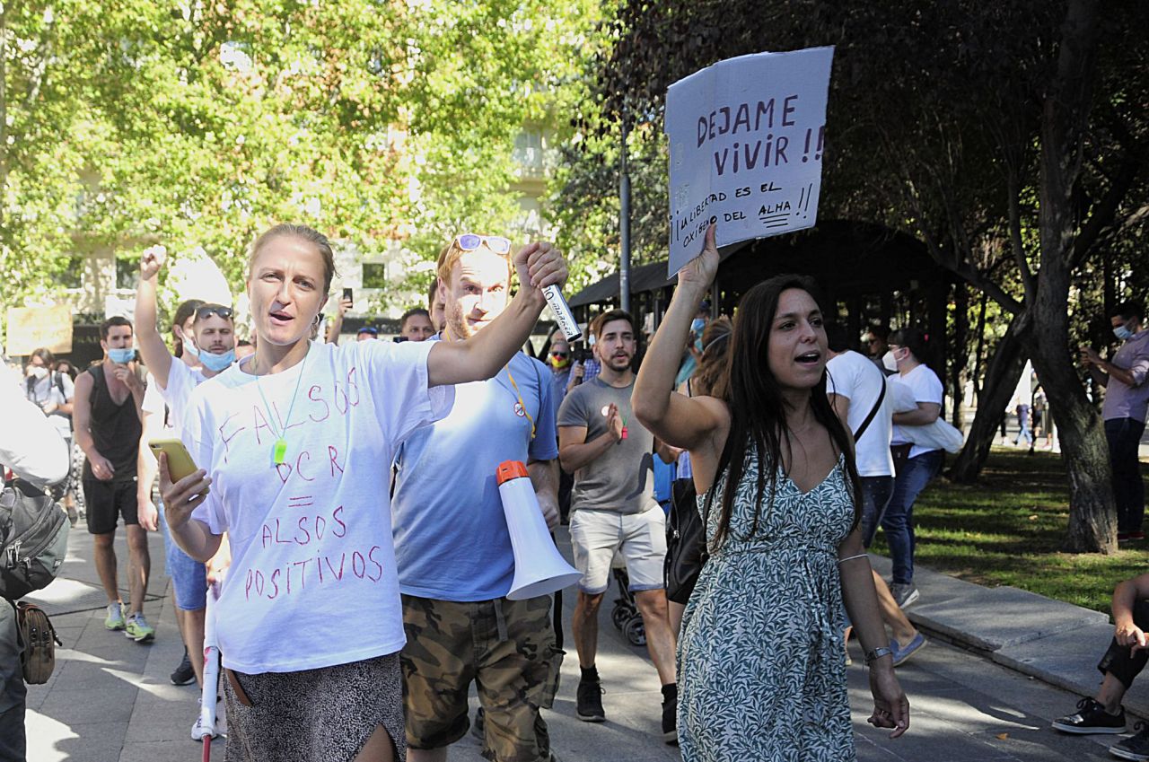 Cerca de 2.000 personas protestan en Colón contra el uso de la mascarilla 