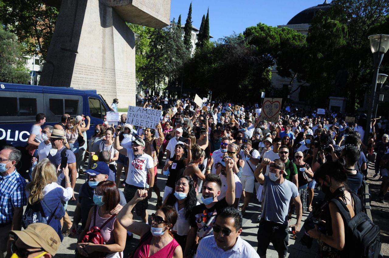 Cerca de 2.000 personas protestan en Colón contra el uso de la mascarilla 
