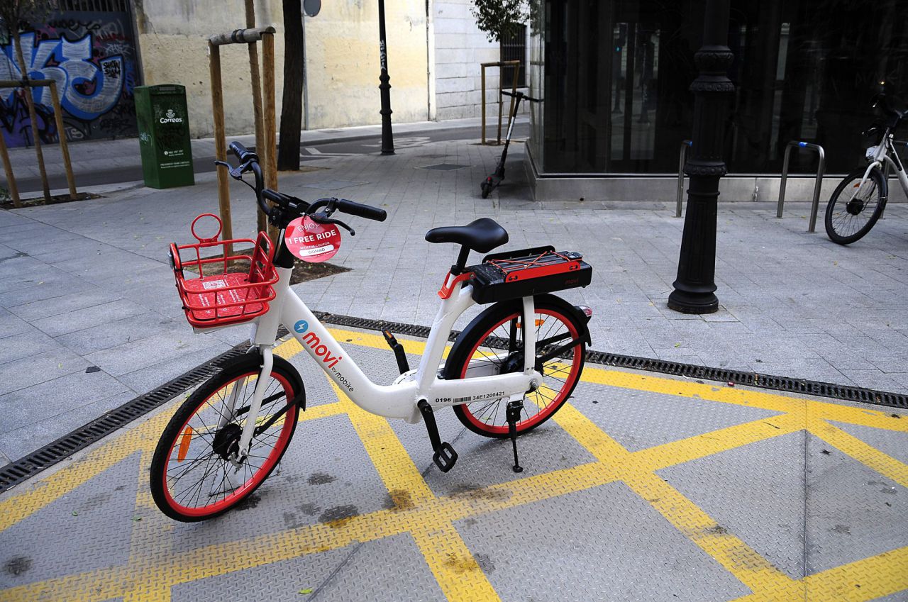 Bicicletas eléctricas sin base fija desplegadas en Madrid. 