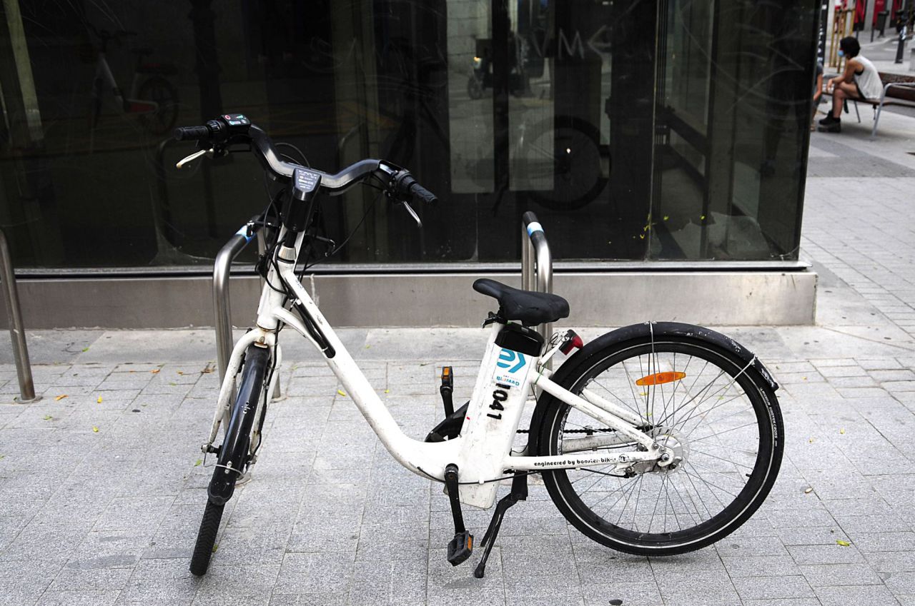 Bicicletas eléctricas sin base fija desplegadas en Madrid. 