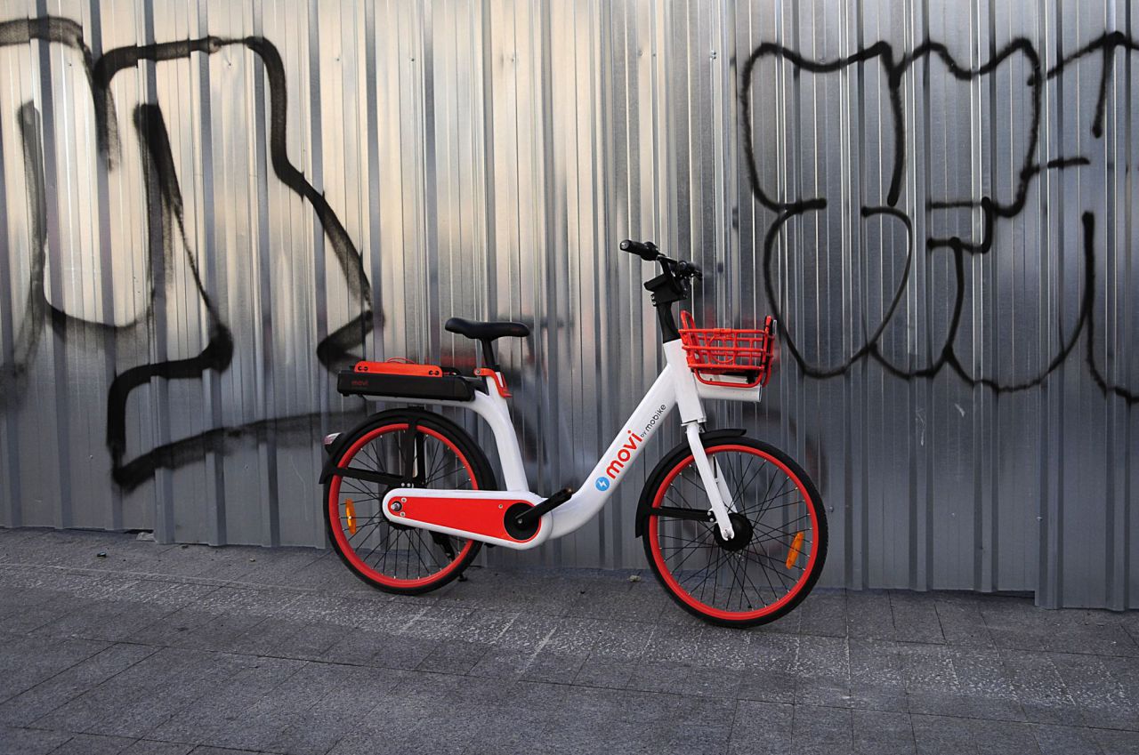 Bicicletas eléctricas sin base fija desplegadas en Madrid. 