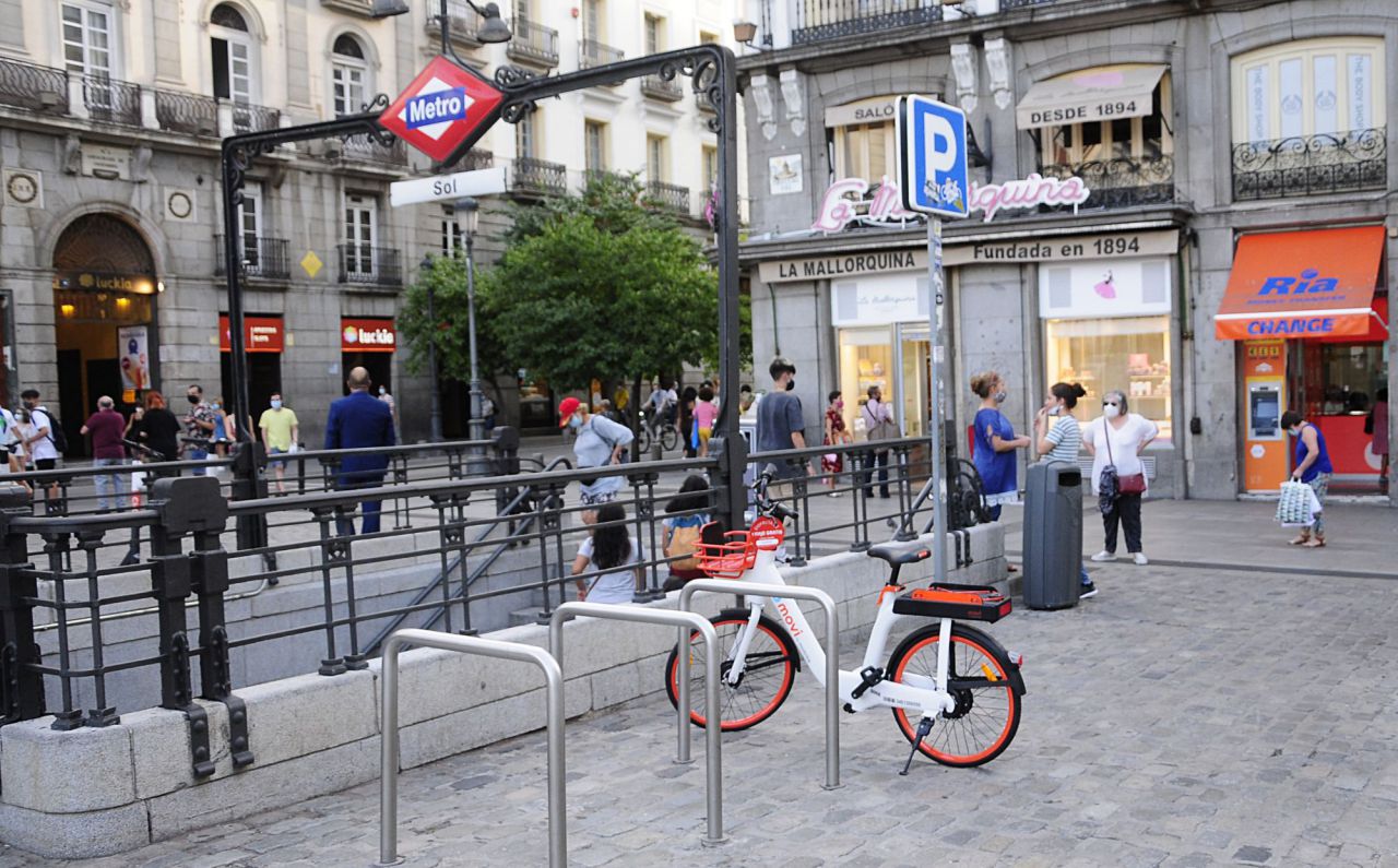 Bicicletas eléctricas sin base fija desplegadas en Madrid. 
