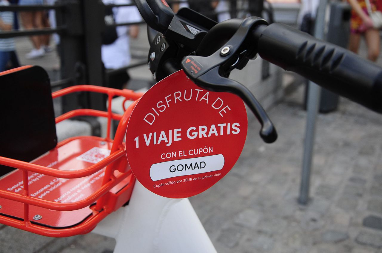Bicicletas eléctricas sin base fija desplegadas en Madrid. 