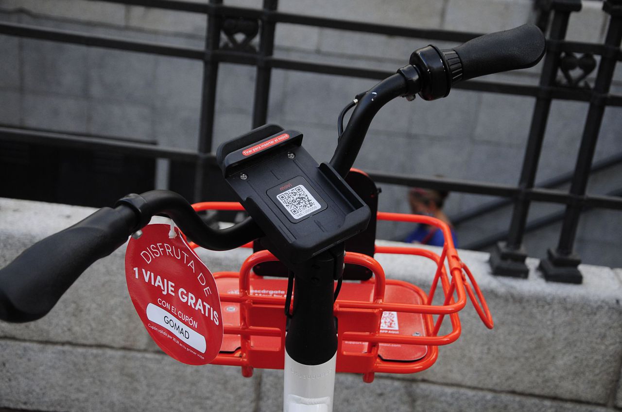 Bicicletas eléctricas sin base fija desplegadas en Madrid. 