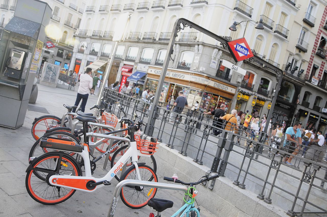 Bicicletas eléctricas sin base fija desplegadas en Madrid. 