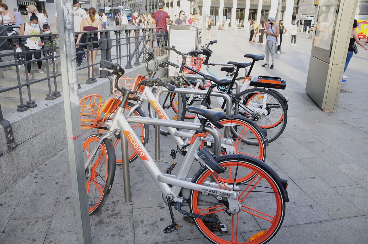 Bicicletas eléctricas sin base fija desplegadas en Madrid. 
