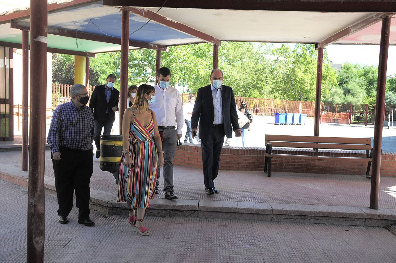 Angel Gabilondo, portavoz del PSOE, junto a la alcaldesa de Alcorcón, Natalia de Andrés, visitan el CEIP Parque Lisboa 