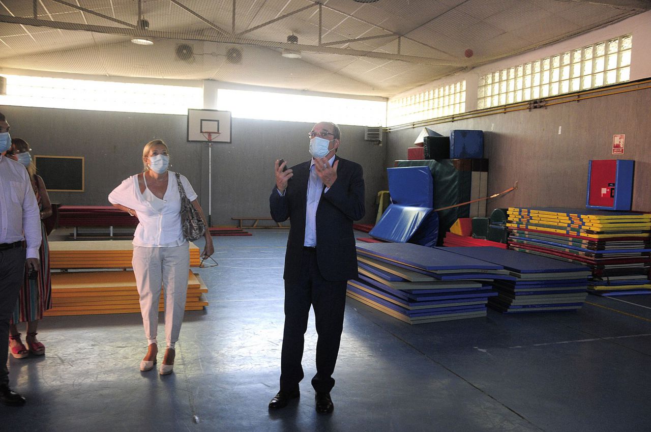 Angel Gabilondo, portavoz del PSOE, junto a la alcaldesa de Alcorcón, Natalia de Andrés, visitan el CEIP Parque Lisboa 