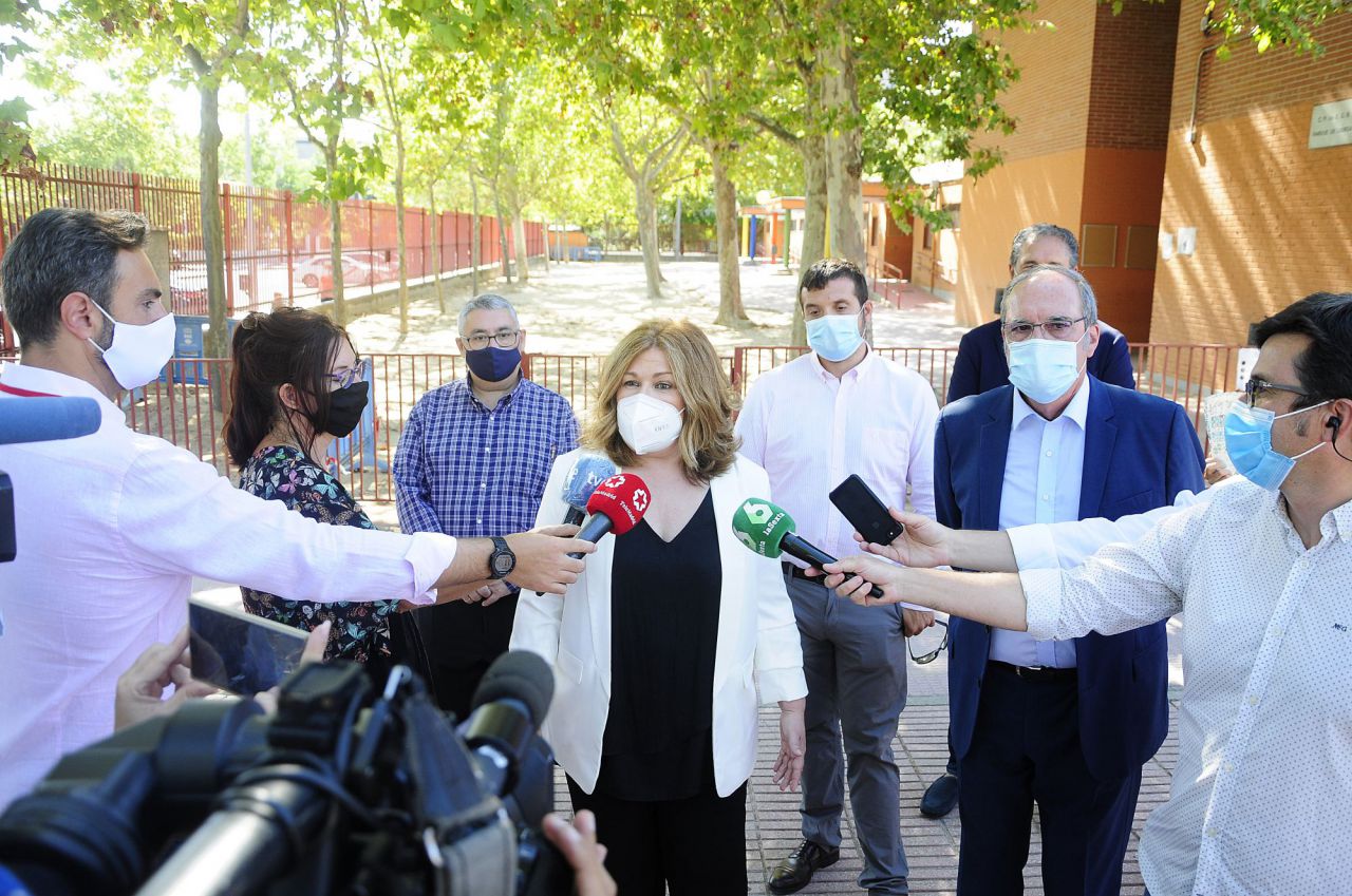 Angel Gabilondo, portavoz del PSOE, junto a la alcaldesa de Alcorcón, Natalia de Andrés, visitan el CEIP Parque Lisboa 