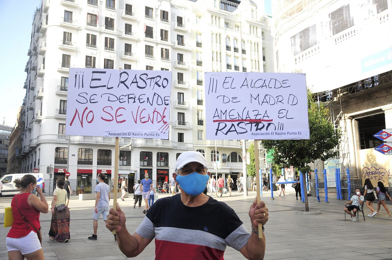 Los trabajadores del Rastro de Cascorro protestan en la Plaza de Callao 