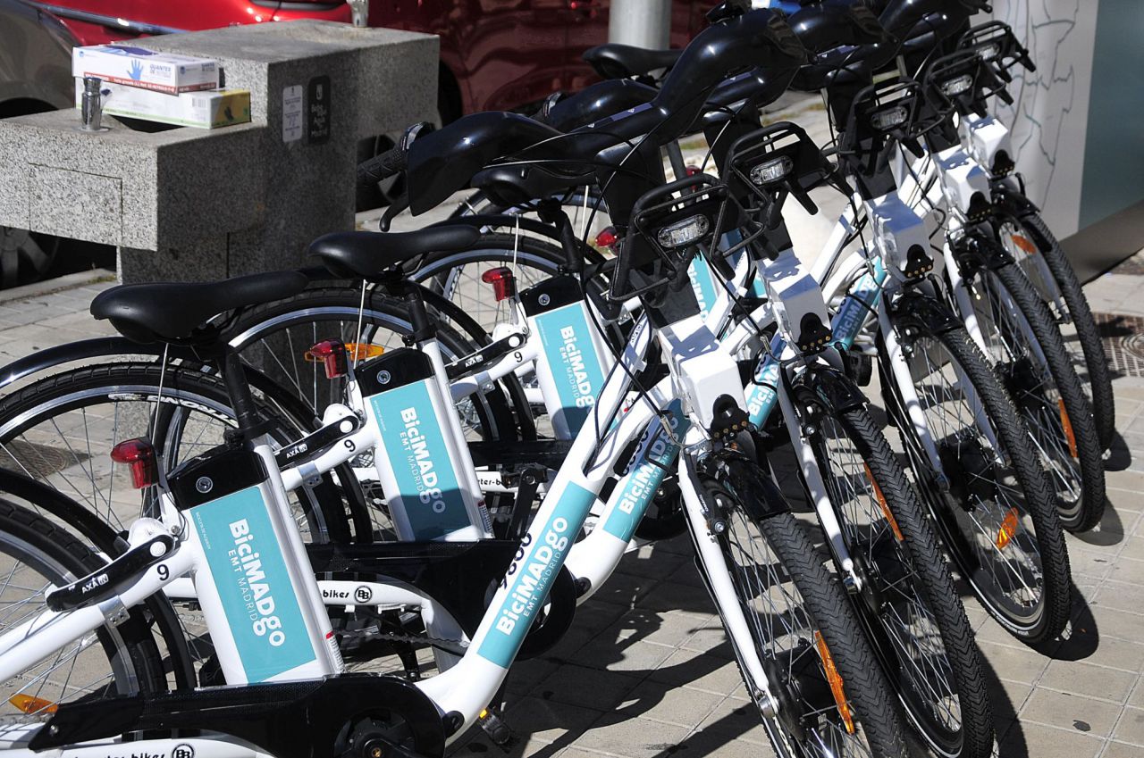 Borja Carabante comprueba el despliegue de las bicicletas eléctricas de BiciMad Go en el distrito de Hortaleza 