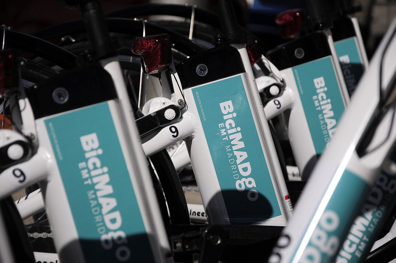 Borja Carabante comprueba el despliegue de las bicicletas eléctricas de BiciMad Go en el distrito de Hortaleza 