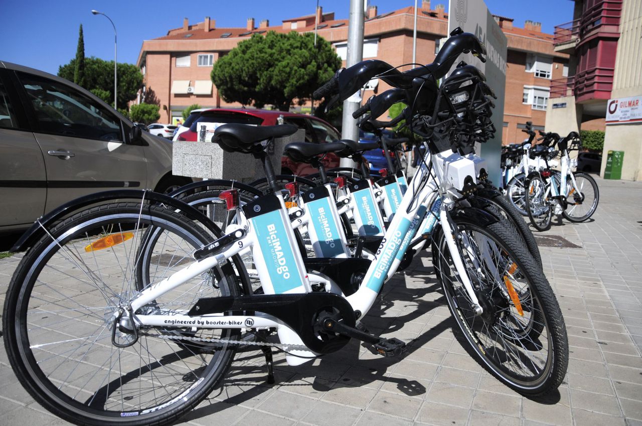 Borja Carabante comprueba el despliegue de las bicicletas eléctricas de BiciMad Go en el distrito de Hortaleza 
