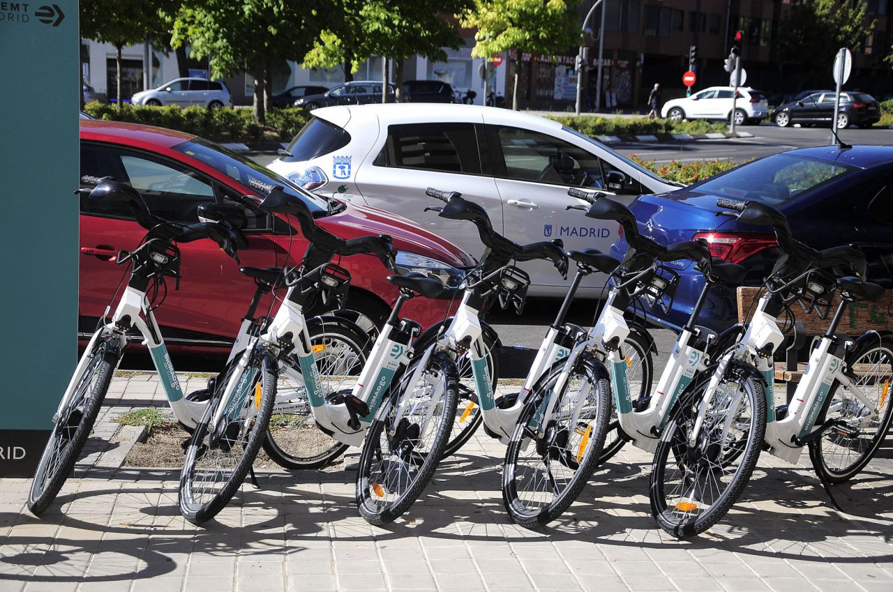 Borja Carabante comprueba el despliegue de las bicicletas eléctricas de BiciMad Go en el distrito de Hortaleza 