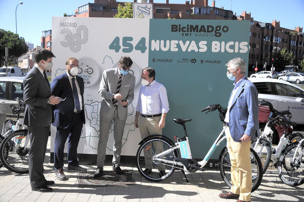 Borja Carabante comprueba el despliegue de las bicicletas eléctricas de BiciMad Go en el distrito de Hortaleza 