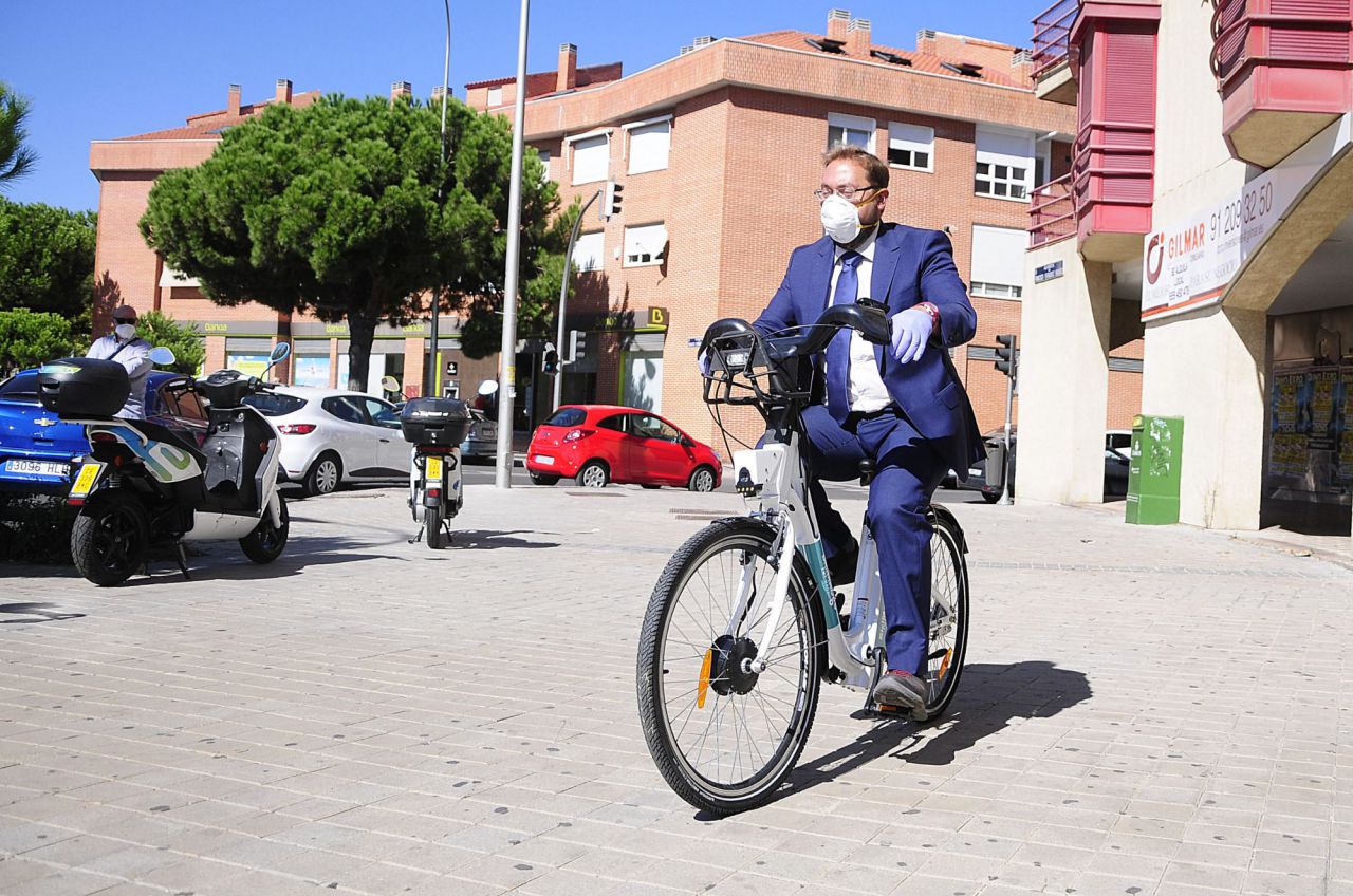 Borja Carabante comprueba el despliegue de las bicicletas eléctricas de BiciMad Go en el distrito de Hortaleza 