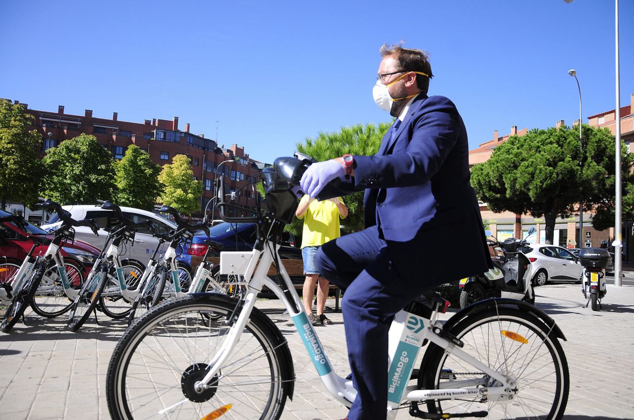 Borja Carabante comprueba el despliegue de las bicicletas eléctricas de BiciMad Go en el distrito de Hortaleza 