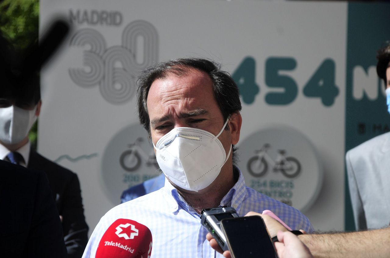 Borja Carabante comprueba el despliegue de las bicicletas eléctricas de BiciMad Go en el distrito de Hortaleza 