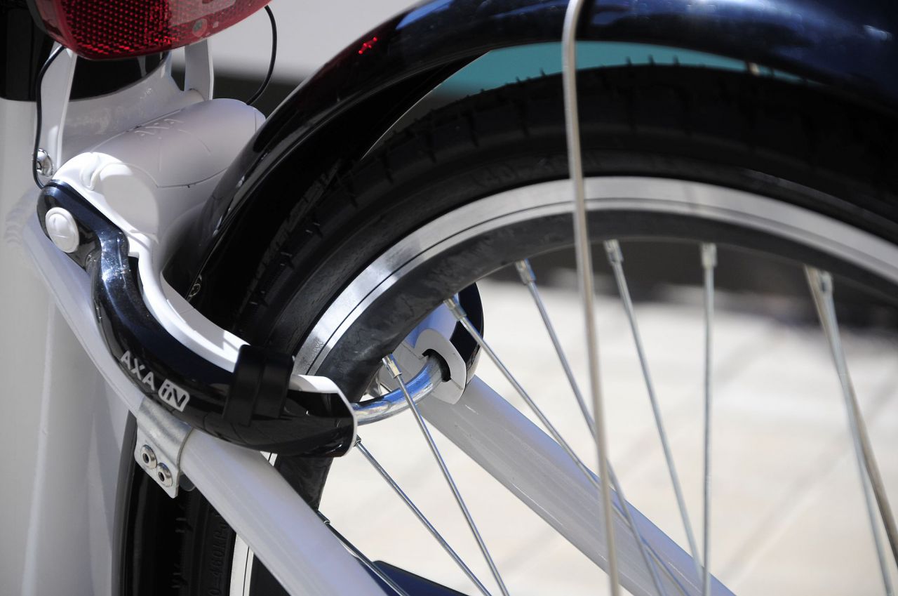 Borja Carabante comprueba el despliegue de las bicicletas eléctricas de BiciMad Go en el distrito de Hortaleza 
