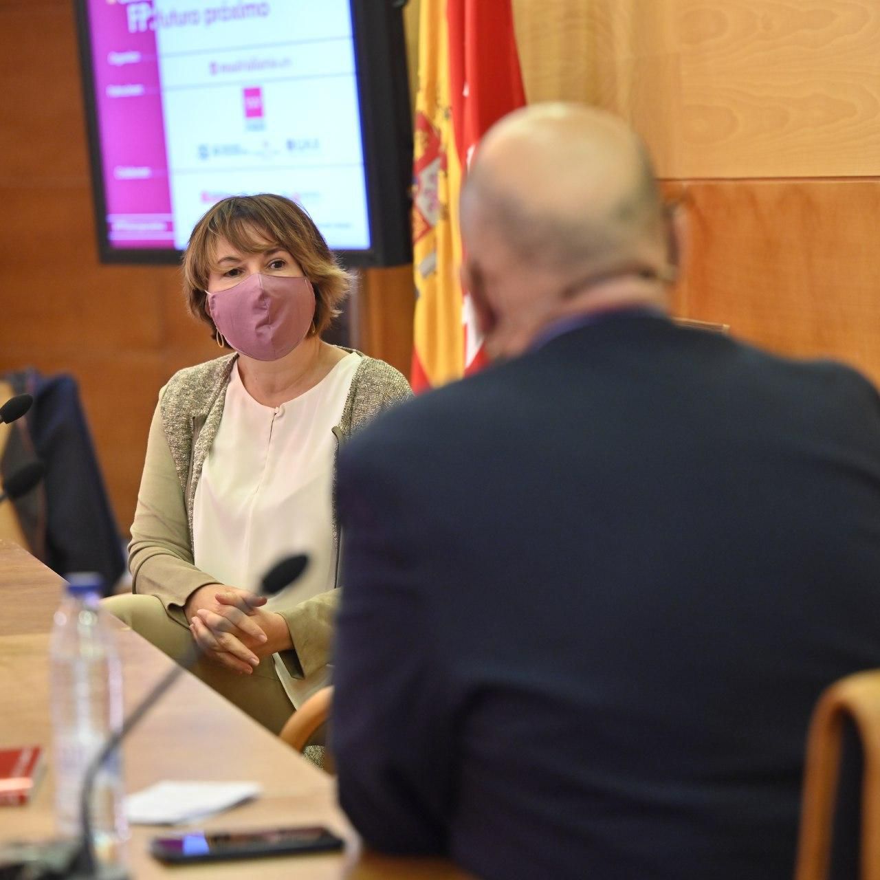 Constantino Mediavilla, presidente de Madridiario y Diariocrítico con Belén García, gerente de la Agencia para el Empleo del Ayuntamiento de Madrid