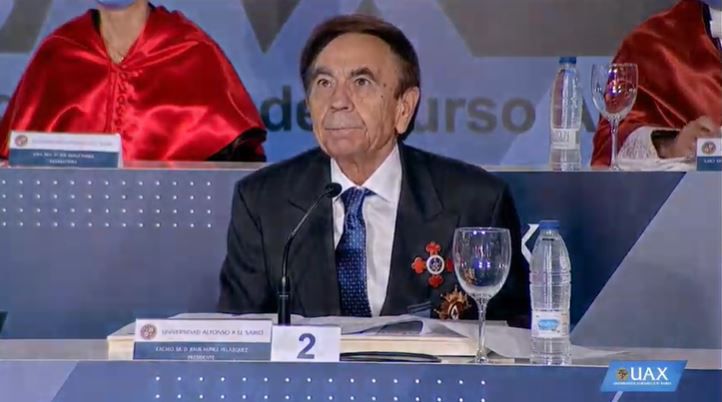Entrega de distinciones y premios, patrocinados por el Banco Santander, a los alumnos de la última promoción por sus méritos académicos durante el Acto de Apertura del Curso 2020/2021 de UAX