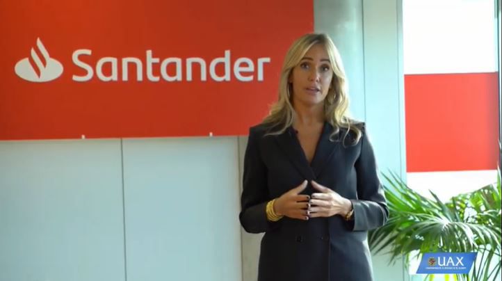 Entrega de distinciones y premios, patrocinados por el Banco Santander, a los alumnos de la última promoción por sus méritos académicos durante el Acto de Apertura del Curso 2020/2021 de UAX