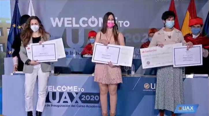 Entrega de distinciones y premios, patrocinados por el Banco Santander, a los alumnos de la última promoción por sus méritos académicos durante el Acto de Apertura del Curso 2020/2021 de UAX